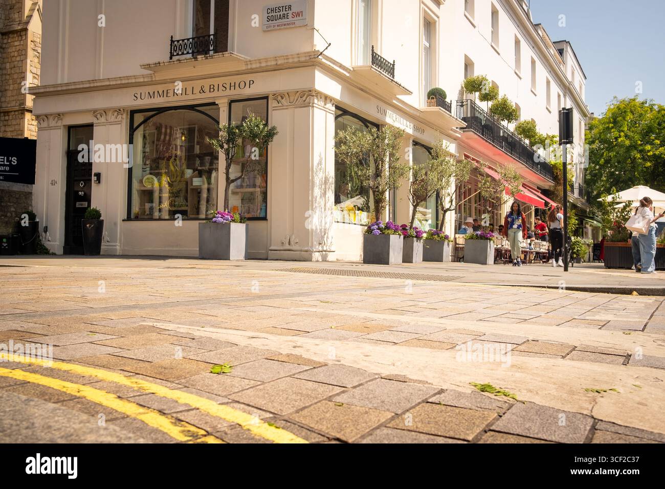 LONDON - 6. AUGUST 2025: Szene in der Ebury/Elizabeth Street in Belgravia Victoria, SW London Stockfoto