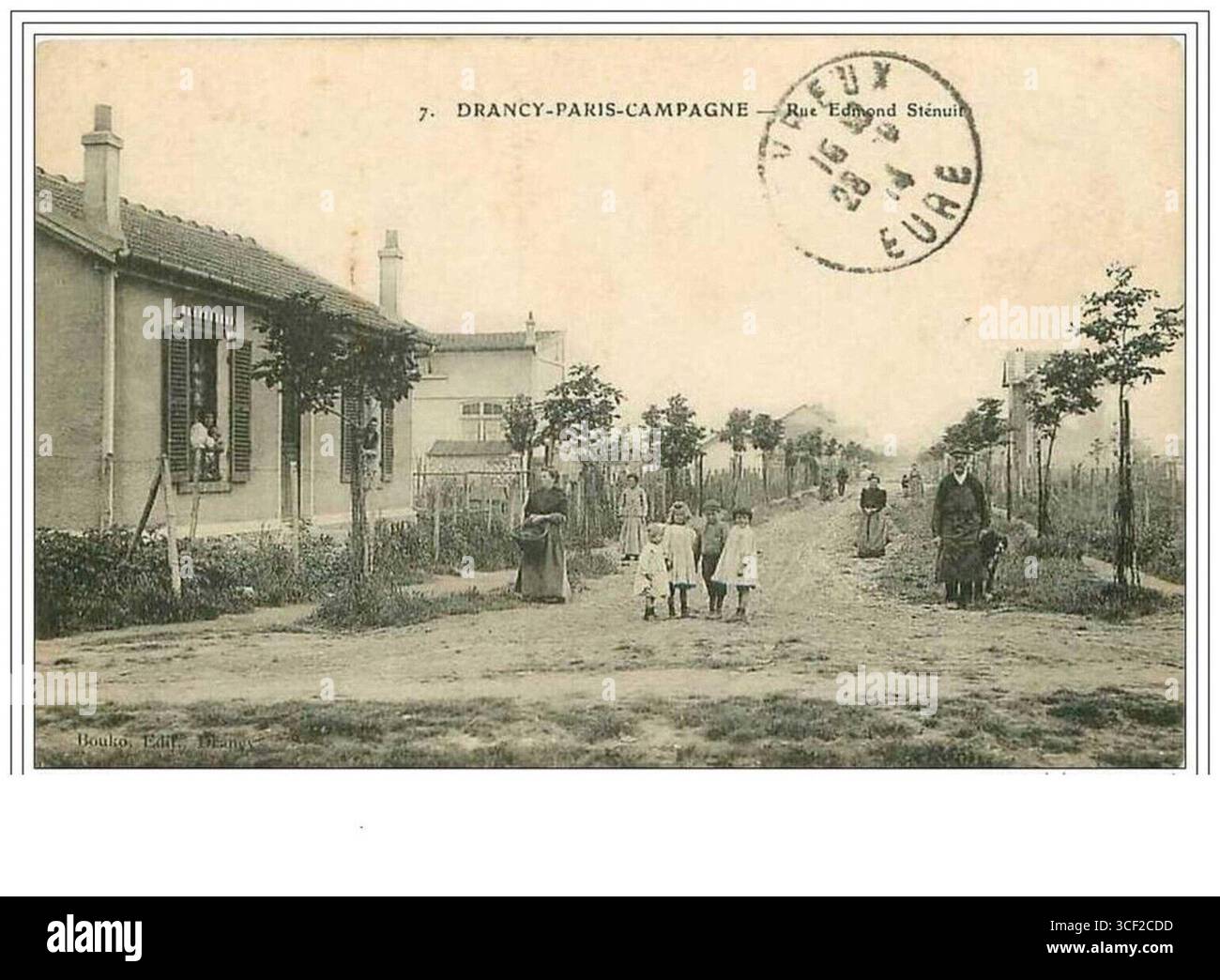 Eine Fotografie der Rue Edmond-Sténuit in Paris-Campagne in Drancy, die das Straßenleben und die Architektur der frühen 1900er Jahre zeigt Stockfoto