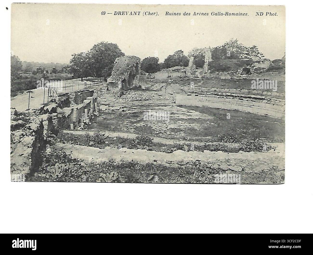 Die gallo-römischen Ruinen des Amphitheaters in Drevant, Frankreich, fotografiert in den 1900er Jahren Diese Ruinen sind Überreste der antiken römischen Zivilisation und zeigen die Architektur der Zeit. Stockfoto