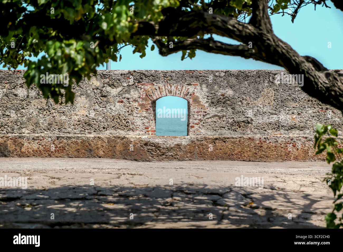 Cartagena, Kolumbien – 4. April 2017: Straßenszenen aus der historischen Altstadt von Cartagena, Kolumbien, mit Spaziergängen und Einkaufen. Stockfoto