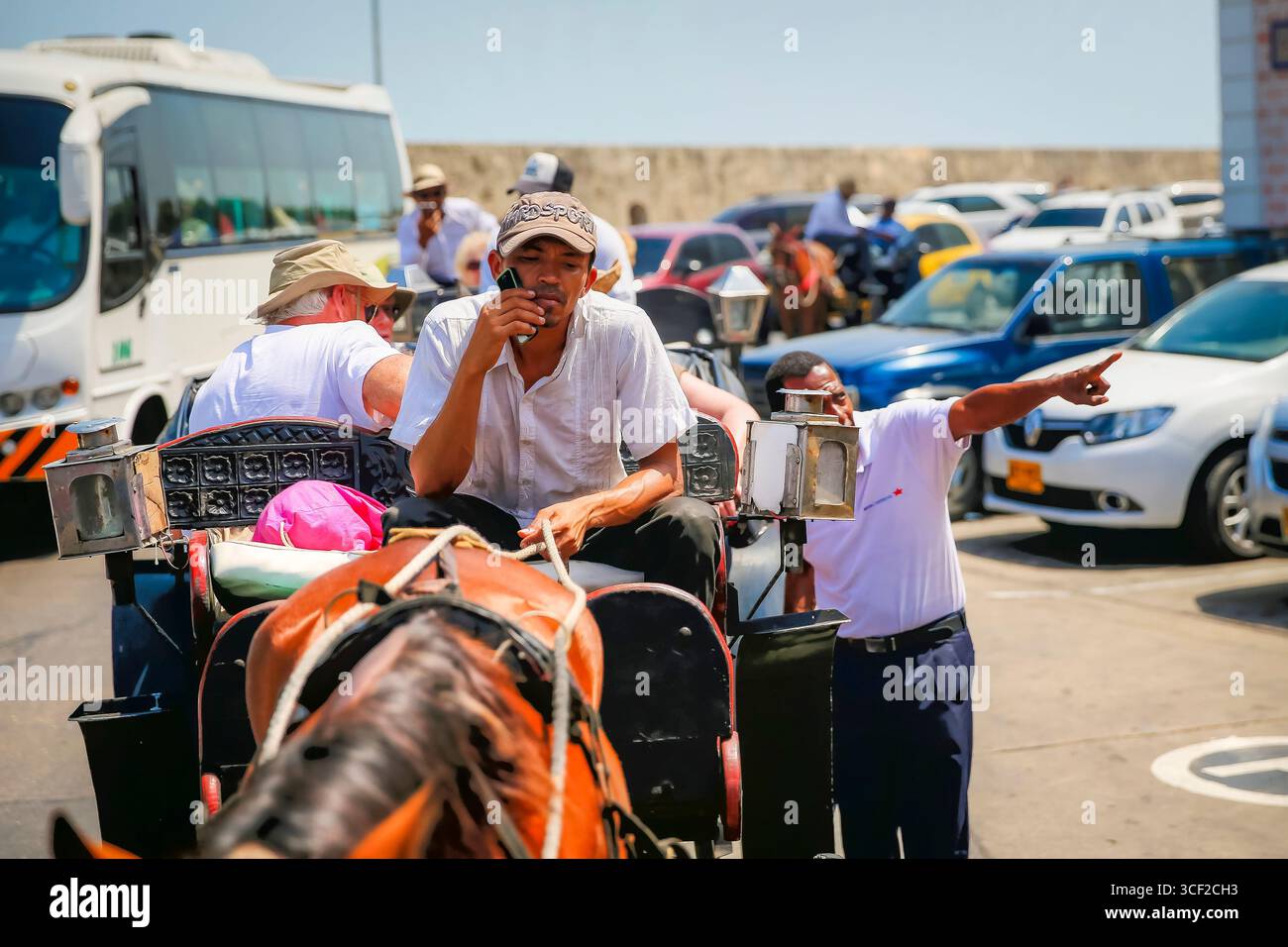 Cartagena, Kolumbien – 4. April 2017: Straßenszenen aus der historischen Altstadt von Cartagena, Kolumbien, mit Spaziergängen und Einkaufen. Stockfoto