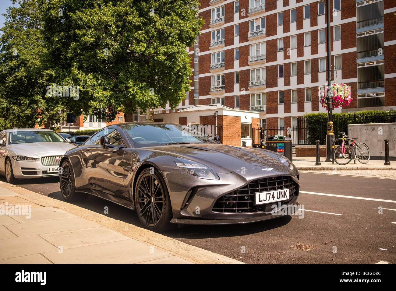 LONDON, 6. AUGUST 2025: Aston Martin parkte in einer eleganten Wohnstraße in Belgravia Stockfoto