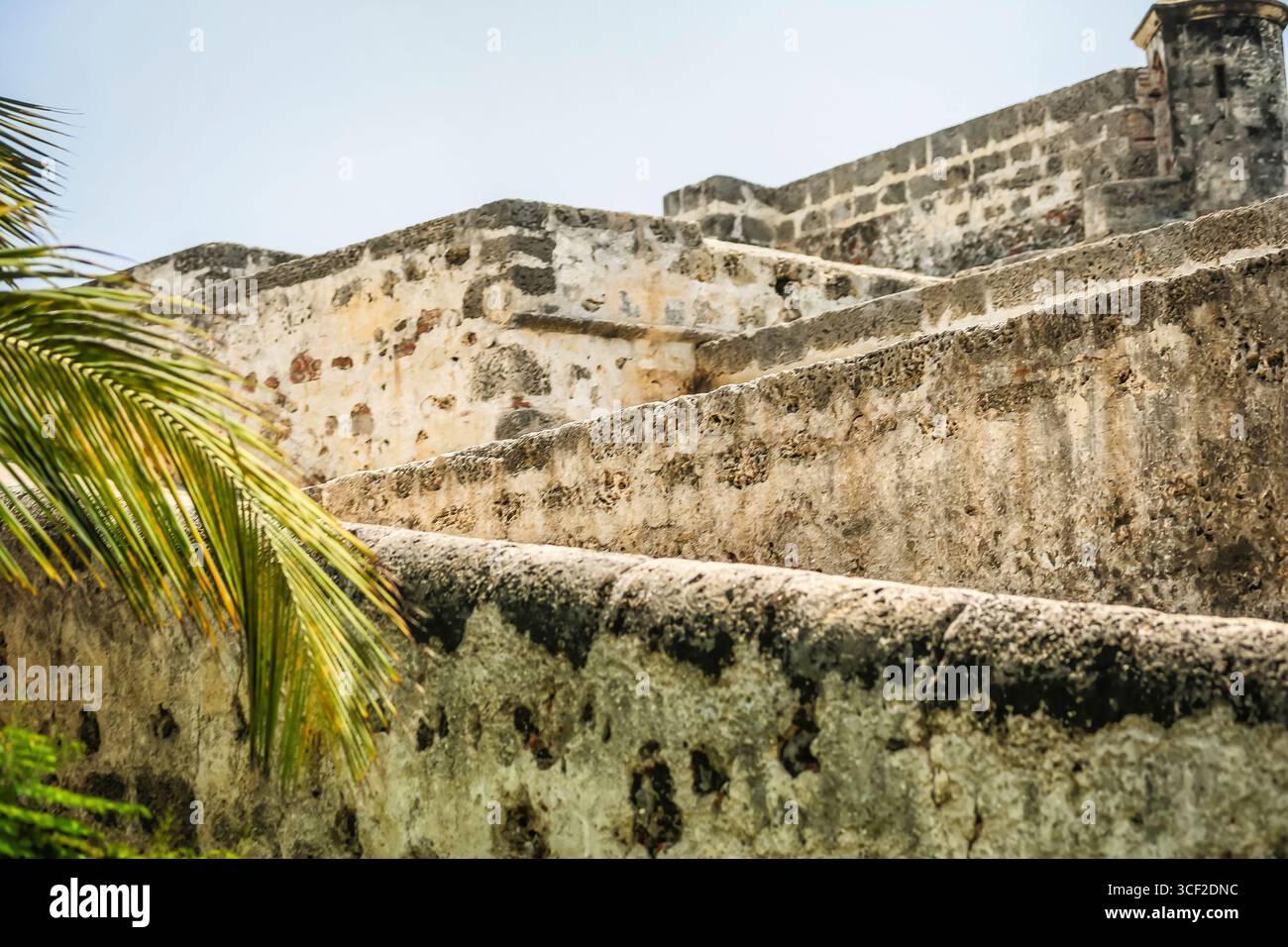 Cartagena, Kolumbien – 4. April 2017: Straßenszenen aus der historischen Altstadt von Cartagena, Kolumbien, mit Spaziergängen und Einkaufen. Stockfoto