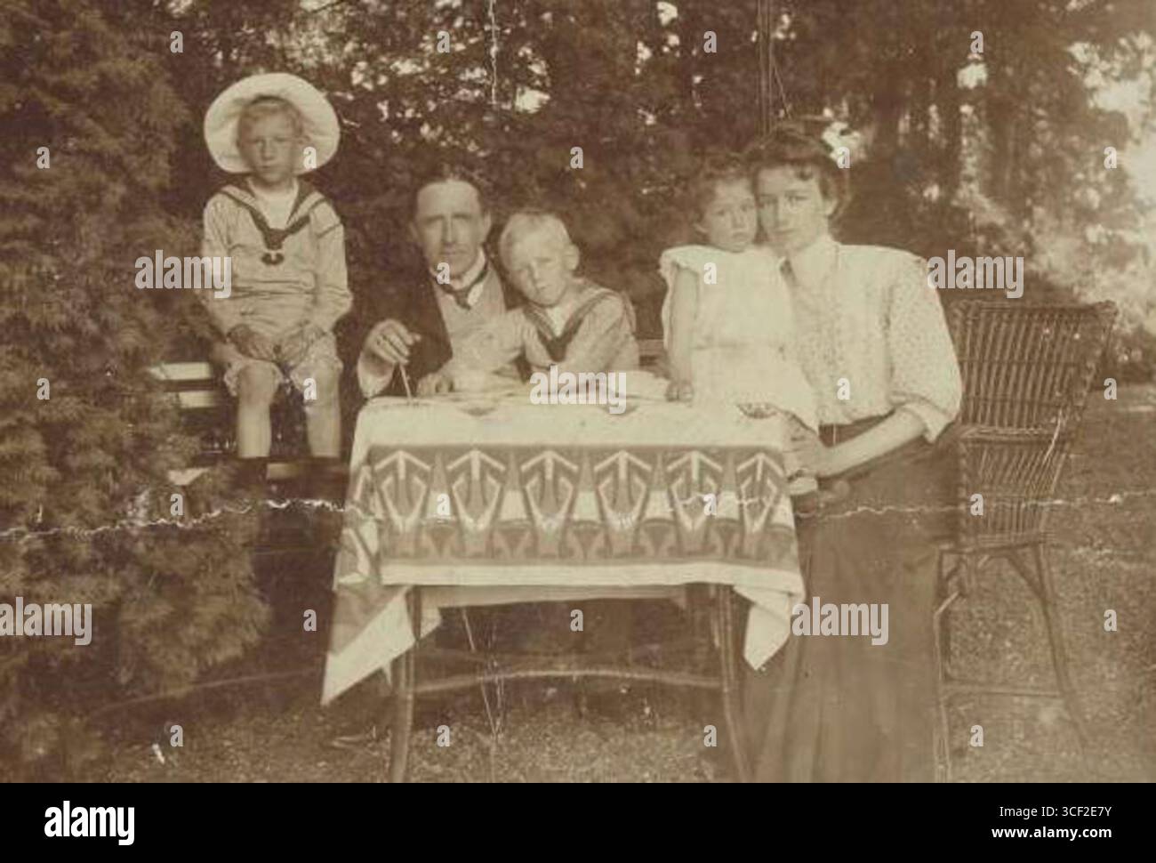 Dieses Foto vom Sommer 1908 zeigt Bürgermeister M. Wijt mit seiner Frau und seinen Kindern in Dedemsvaart während seiner Amtszeit als Bürgermeister von Avereest vom 19. April 1902 bis 22. Januar 1910. Herr Wijt wurde 1868 in Rotterdam geboren und seine Familie wird mit ihm fotografiert. Stockfoto