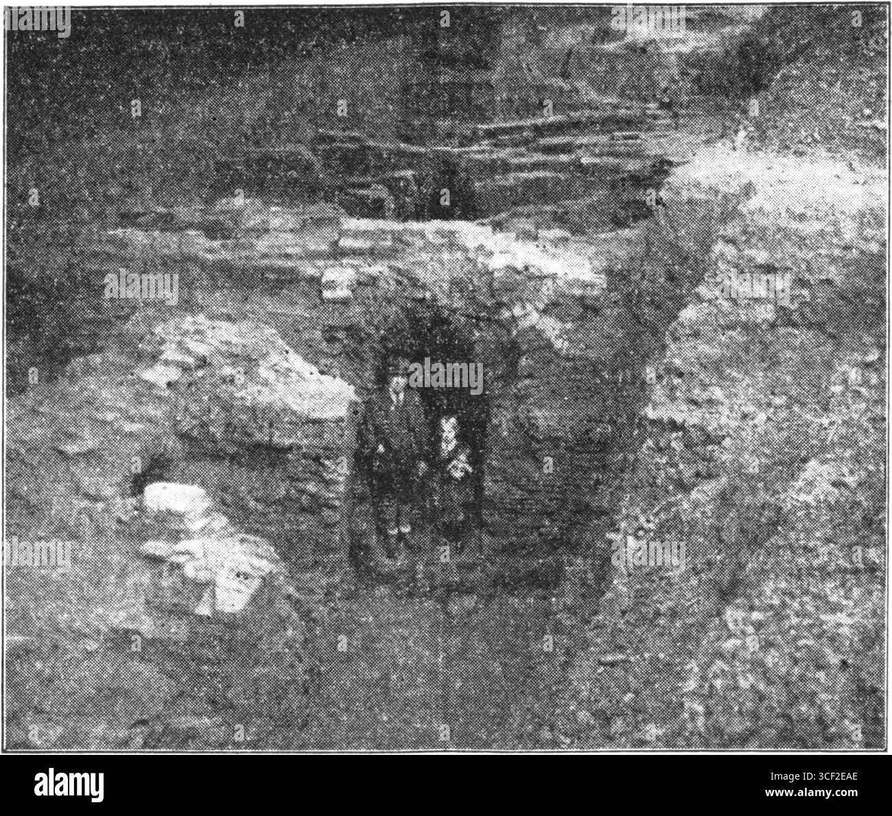 Ein artikel von Algemeen Handelsblad vom 25. August 1940 beschreibt die Entdeckung römischer Fliesenbacköfen in Berg-en-Dal, die von Dr. W. C. Braat aus dem Nationalmuseum der Antike ausgegraben wurden. Diese Funde zeigen alte römische Handwerkskunst in den Niederlanden. Stockfoto