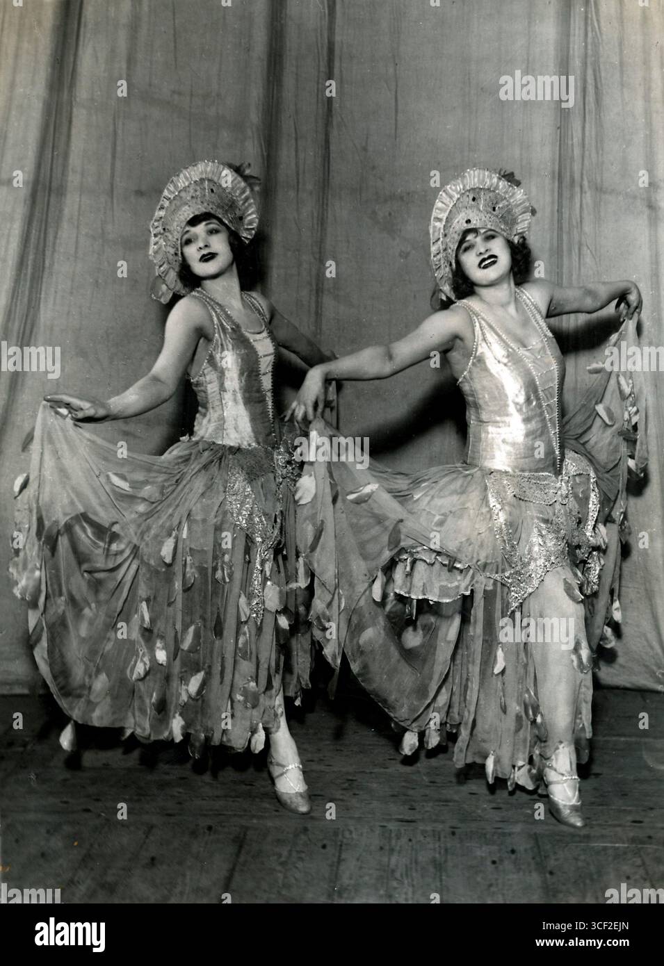Die *Les Swanson Sisters* traten 1926 in der Champs Elysées Music Hall in Paris auf und trugen fantasievolle Kostüme aus glänzendem und transparentem Stoff, die ihrem Auftritt ein dramatisches Flair verliehen. Stockfoto