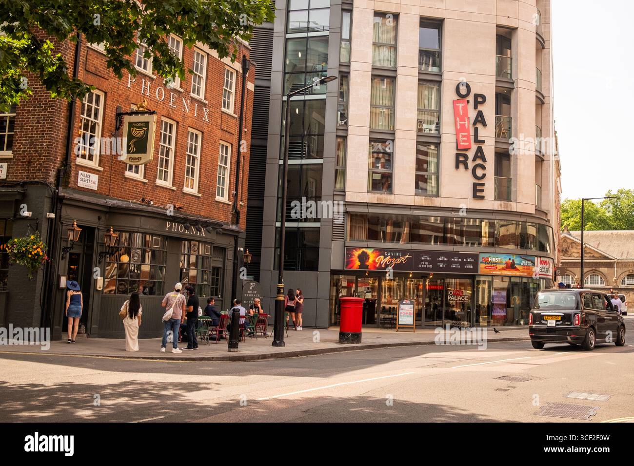 LONDON, 6. AUGUST 2025: The Other Palace and the Phoenix Pub on Palace Street, Victoria SW1. Theater der darstellenden Künste. Stockfoto