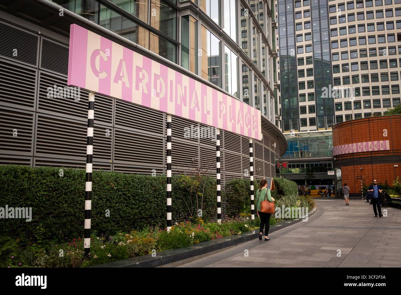 LONDON – 6. AUGUST 2025: Cardinal Place in Victorian, Büros und Einkaufszentrum für Modegeschäfte, Restaurants und ein Kaufhaus. Stockfoto