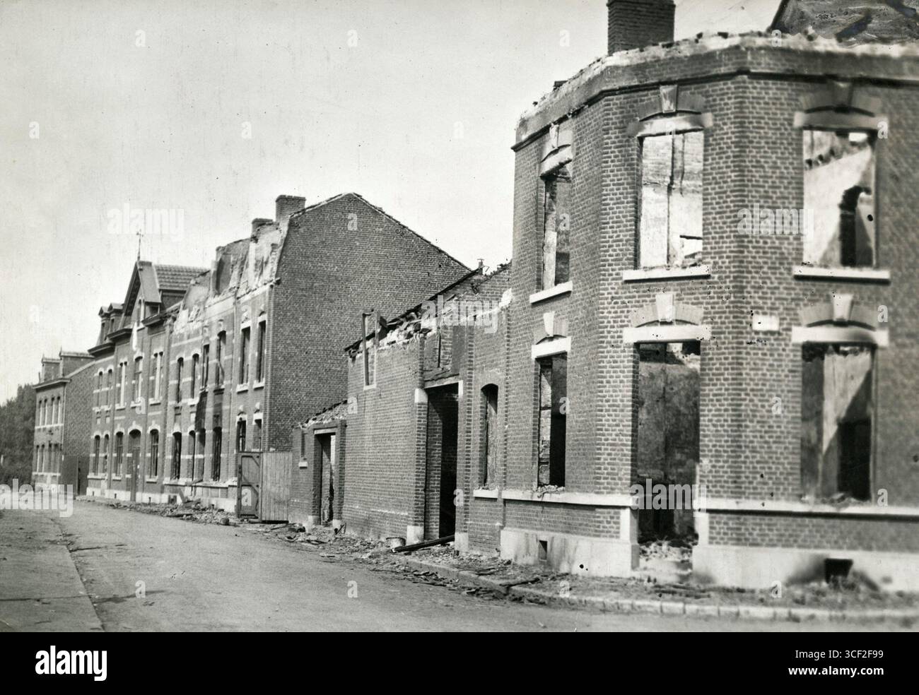 1914, während des Ersten Weltkriegs, wurden zwei Häuser entlang einer Straße in Visë von den Deutschen verschont, da sie im Besitz niederländischer Staatsbürger waren. Das Foto zeigt die unversehrten Häuser in Belgien. Stockfoto
