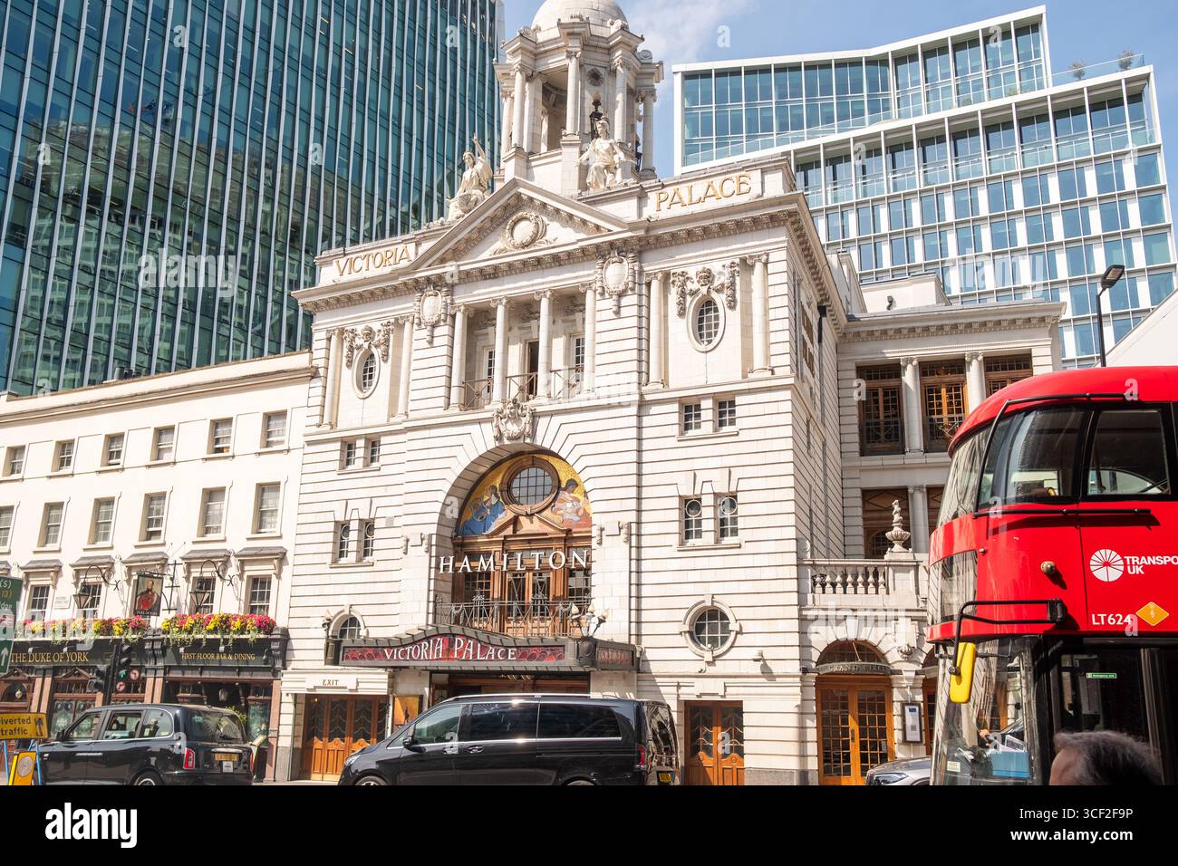 LONDON, 6. AUGUST 2025: Das Victoria Palace Theater zeigt Hamilton mit Glasbüros im Hintergrund Stockfoto