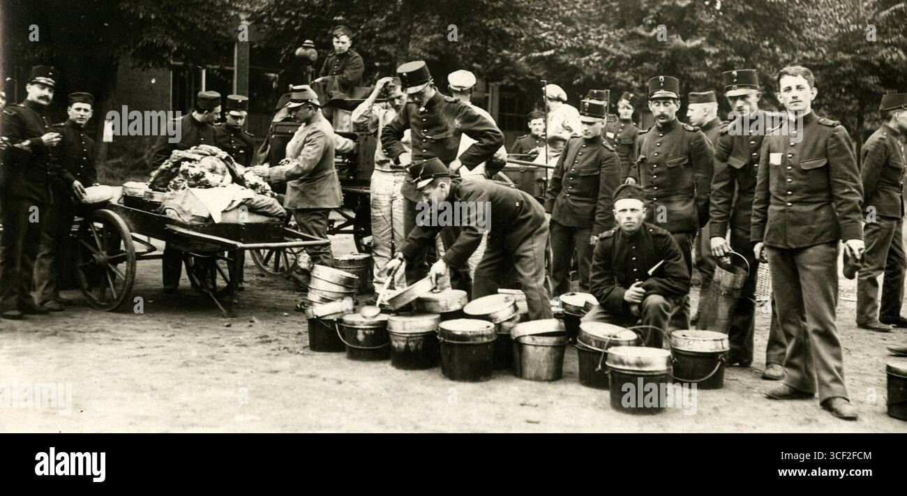 Während des Ersten Weltkriegs, Oktober 1914, werden niederländische Soldaten in militärischen Kochtöpfen versorgt. Dieses Bild zeigt die logistische Unterstützung während des Krieges. Stockfoto