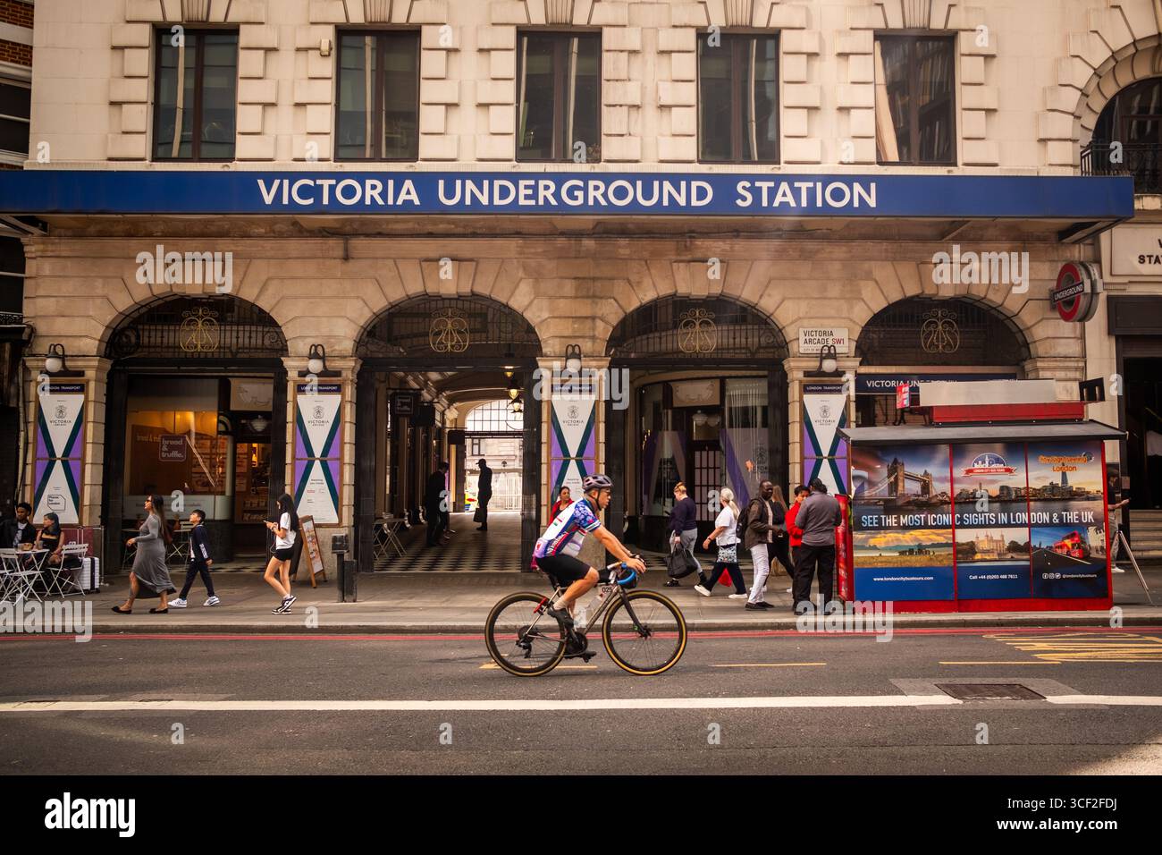 LONDON - 6. AUGUST 2025: Victoria U-Bahn-Station über Victoria Station Arcade an der Victoria Street. Stockfoto