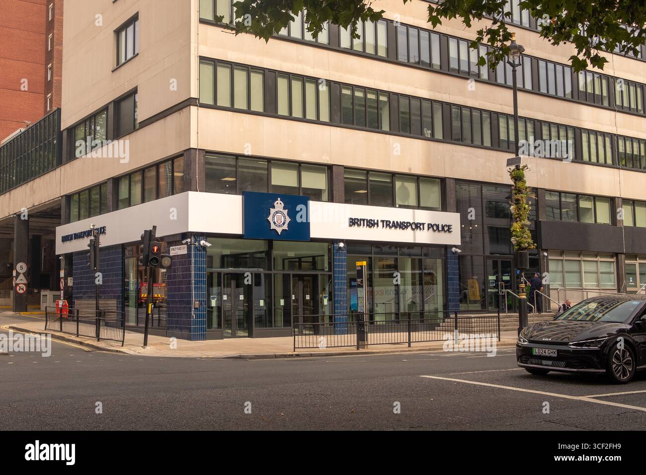 LONDON, 13. AUGUST 2025: British Transport Police Headquarter Office an der Buckingham Palace Road, Victoria SW1, British Government Office Stockfoto