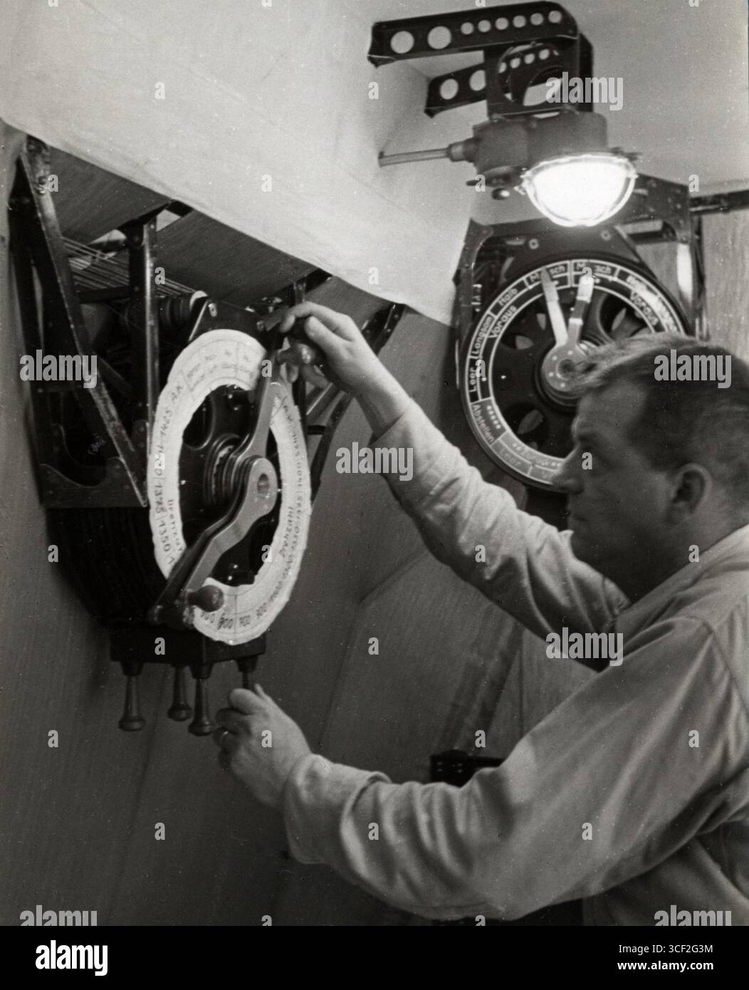 Bordingenieur Sauter im Maschinenraum des Hindenburger Luftschiffs, der die Kommunikation zu den Triebwerken während seiner ersten Fahrt 1936 leitete. Stockfoto