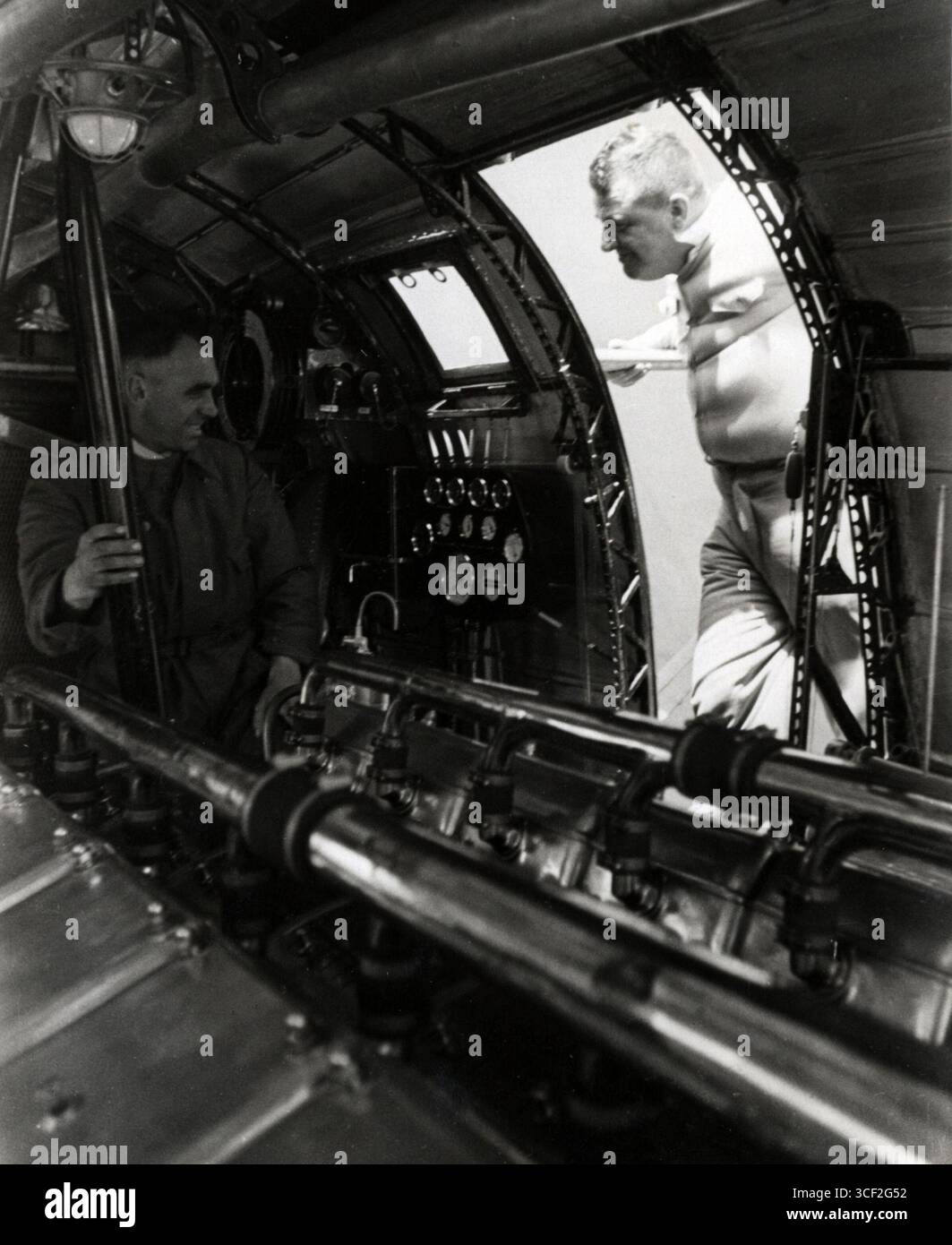 Bordingenieur Sauter inspiziert die Triebwerkskondel des deutschen Luftschiffs Hindenburg bei seinem ersten Flug, LZ 129, im Jahr 1936. Stockfoto