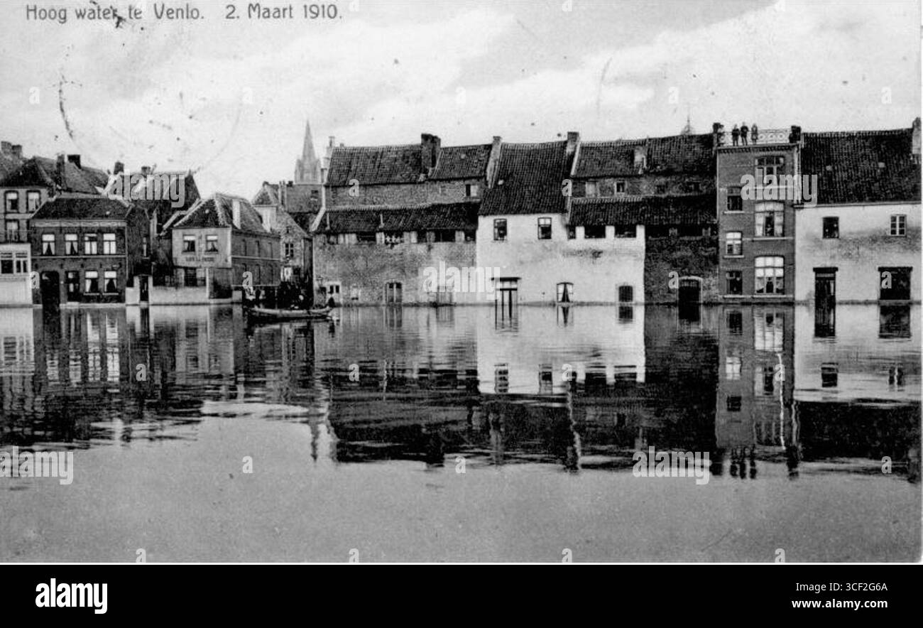 1910 verursachte die Überschwemmung des Maas in den Niederlanden hohe Wasserstände entlang der Maaskade (links) und Havenkade (rechts), wobei die Peperstraat in der Mitte sichtbar war. Dieses Ereignis verdeutlicht die Auswirkungen von Überschwemmungen auf die lokale Infrastruktur im frühen 20. Jahrhundert. Stockfoto