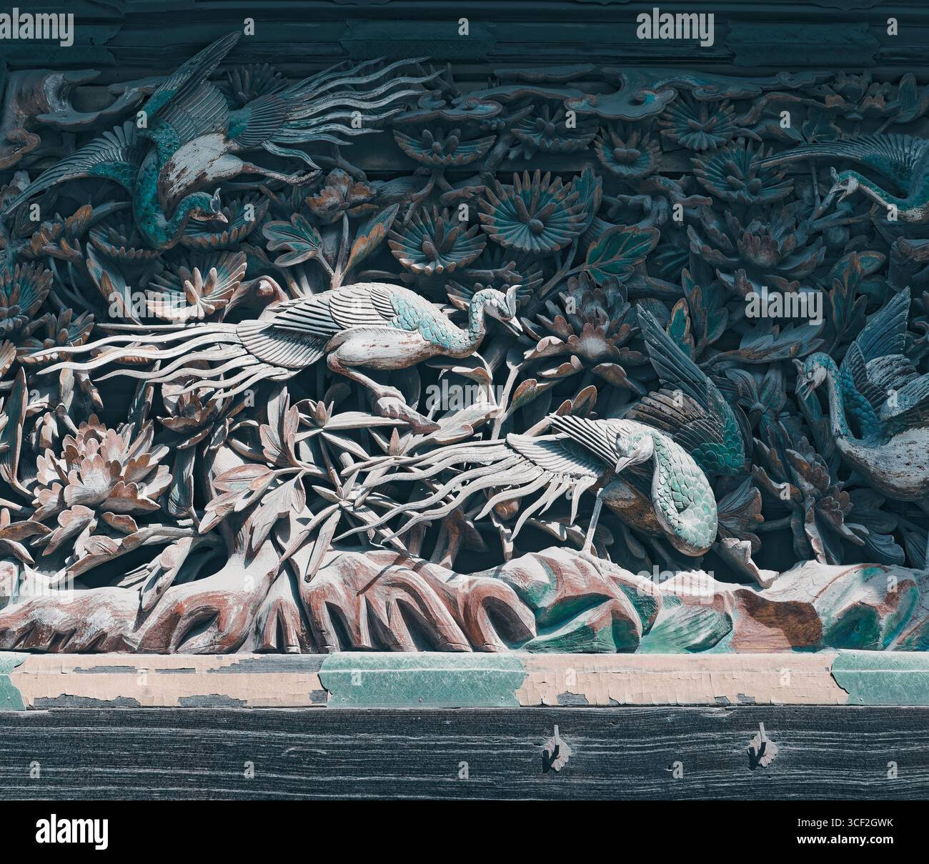Detail der geschnitzten phönixe und Lotusblumen am Eingang des Ninomaru-Palastes in Kyoto Nijo-Burg Stockfoto