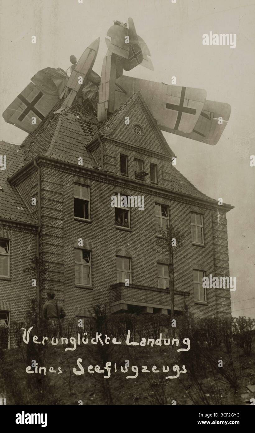 Eine Propagandakarte aus dem Ersten Weltkrieg, die eine Absturzlandung eines deutschen Wasserflugzeugs auf einem Hausdach zwischen 1914 und 1918 zeigt. Stockfoto