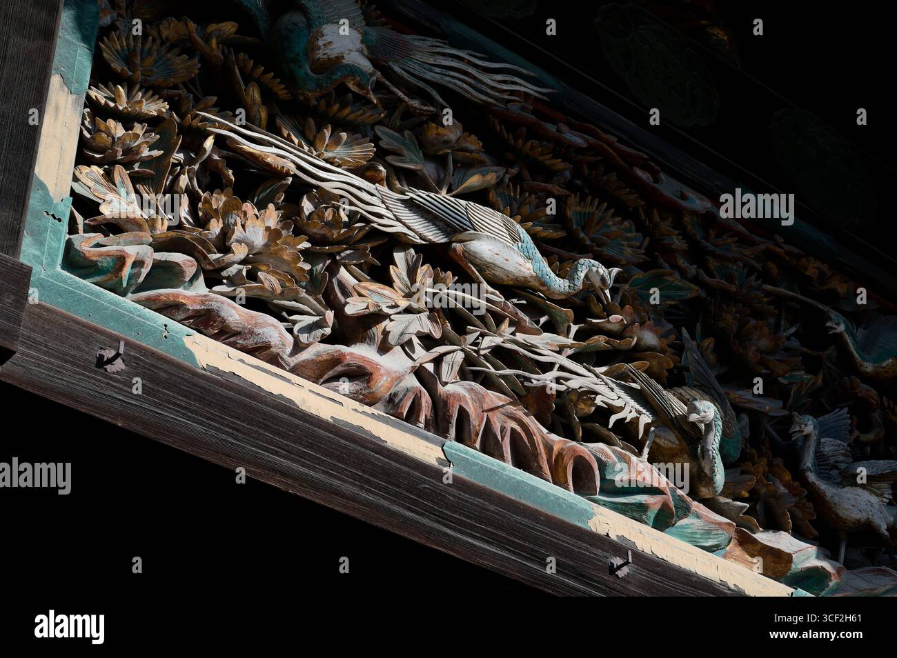 Kunstvolle Holzschnitzerei von phönix- und Lotusblüten am Eingang des Ninomaru-Palastes in Kyoto Stockfoto