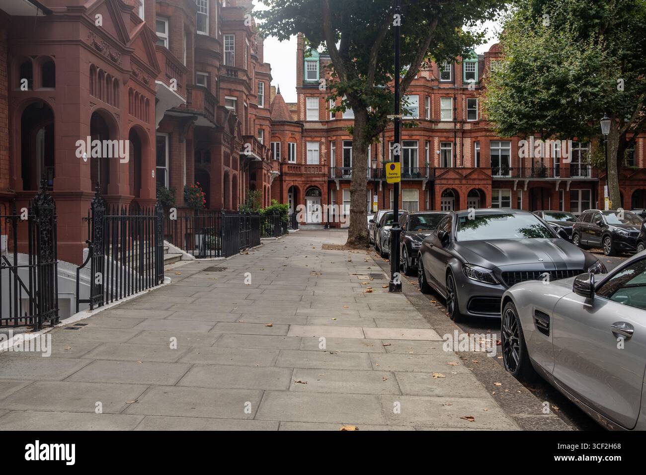 LONDON, 13. AUGUST 2025: Sloane Gardens in SW1 Chelsea. Gehobene Wohnstraße am Sloane Square Stockfoto