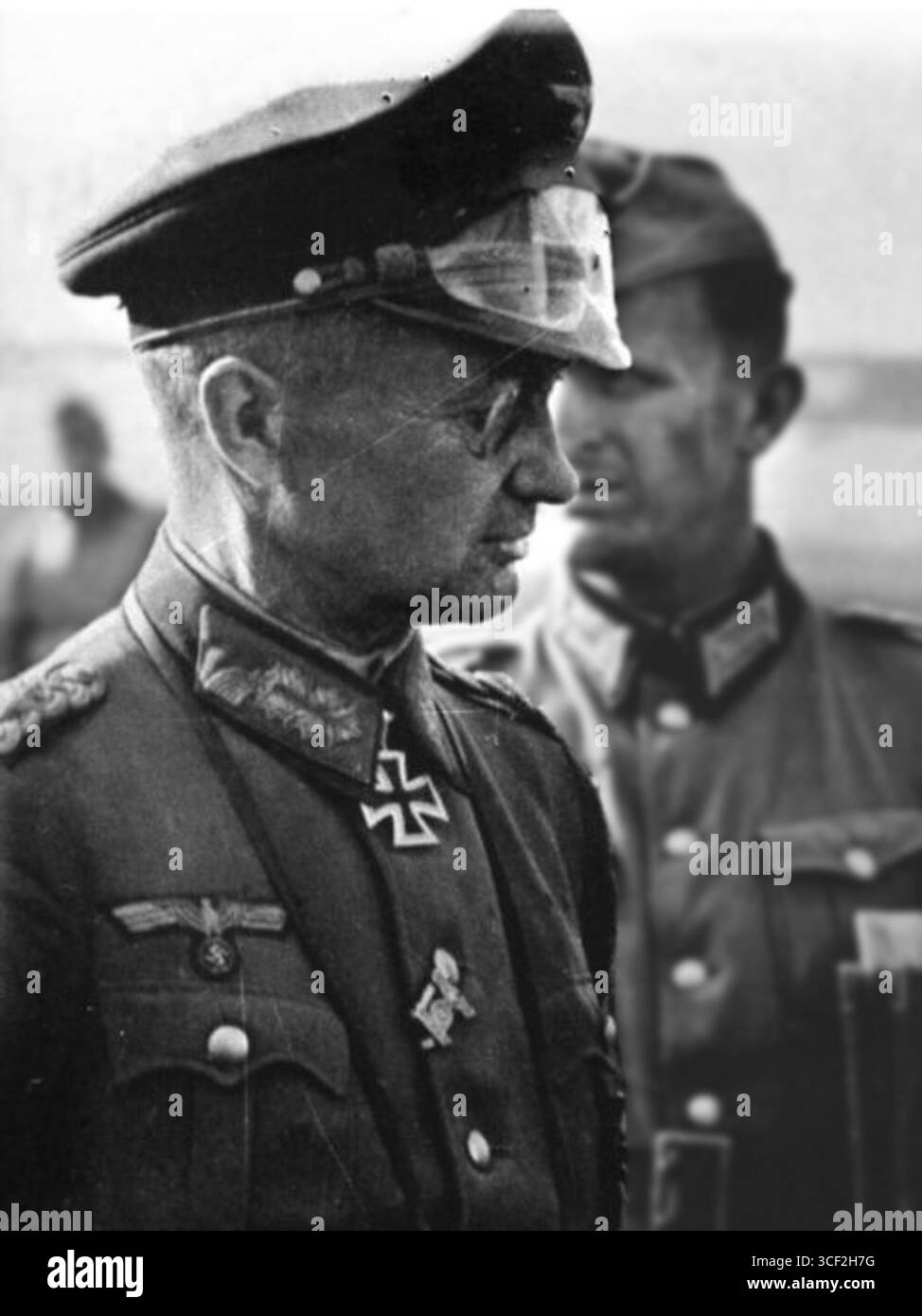 Ein Foto von 1941 mit Heinz Guderian und Walter Model an der Front während der Operation Barbarossa, der Nazi-Invasion der Sowjetunion. Model wird in dieser Zeit als Kommandeur der 3. Panzerdivision angesehen. Stockfoto