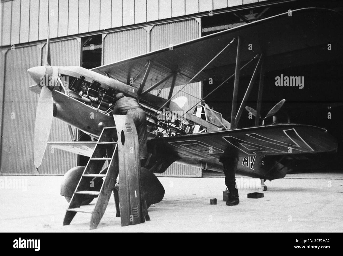 Wartungsarbeiten an einer Avia B-534, 4. Serie, auf einem Stützpunkt der tschechoslowak. Luftwaffe, aufgenommen vermutl. vor dem Einmarsch der deutschen Wehrmacht (15.03.1939). Die Maschine trägt weiß gerahmte, Ev. zivile Kennzeichen ?-PAV . Stockfoto