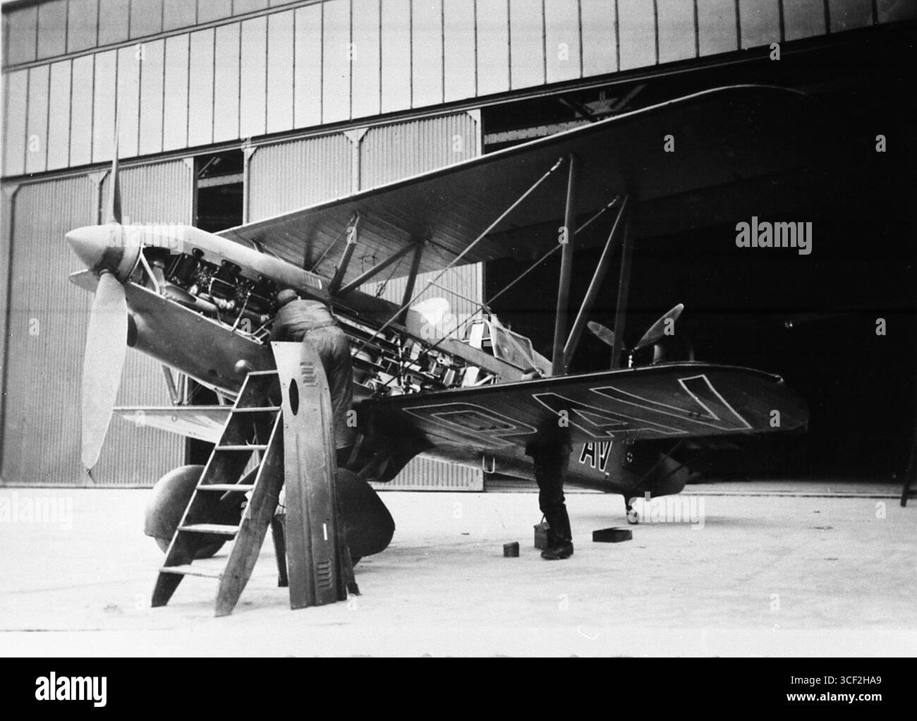 Wartungsarbeiten an einer Avia B-534, 4. Serie, auf einem Stützpunkt der tschechoslowak. Luftwaffe, aufgenommen vermutl. vor dem Einmarsch der deutschen Wehrmacht (15.03.1939). Die Maschine trägt weiß gerahmte, Ev. zivile Kennzeichen ?-PAV . Stockfoto