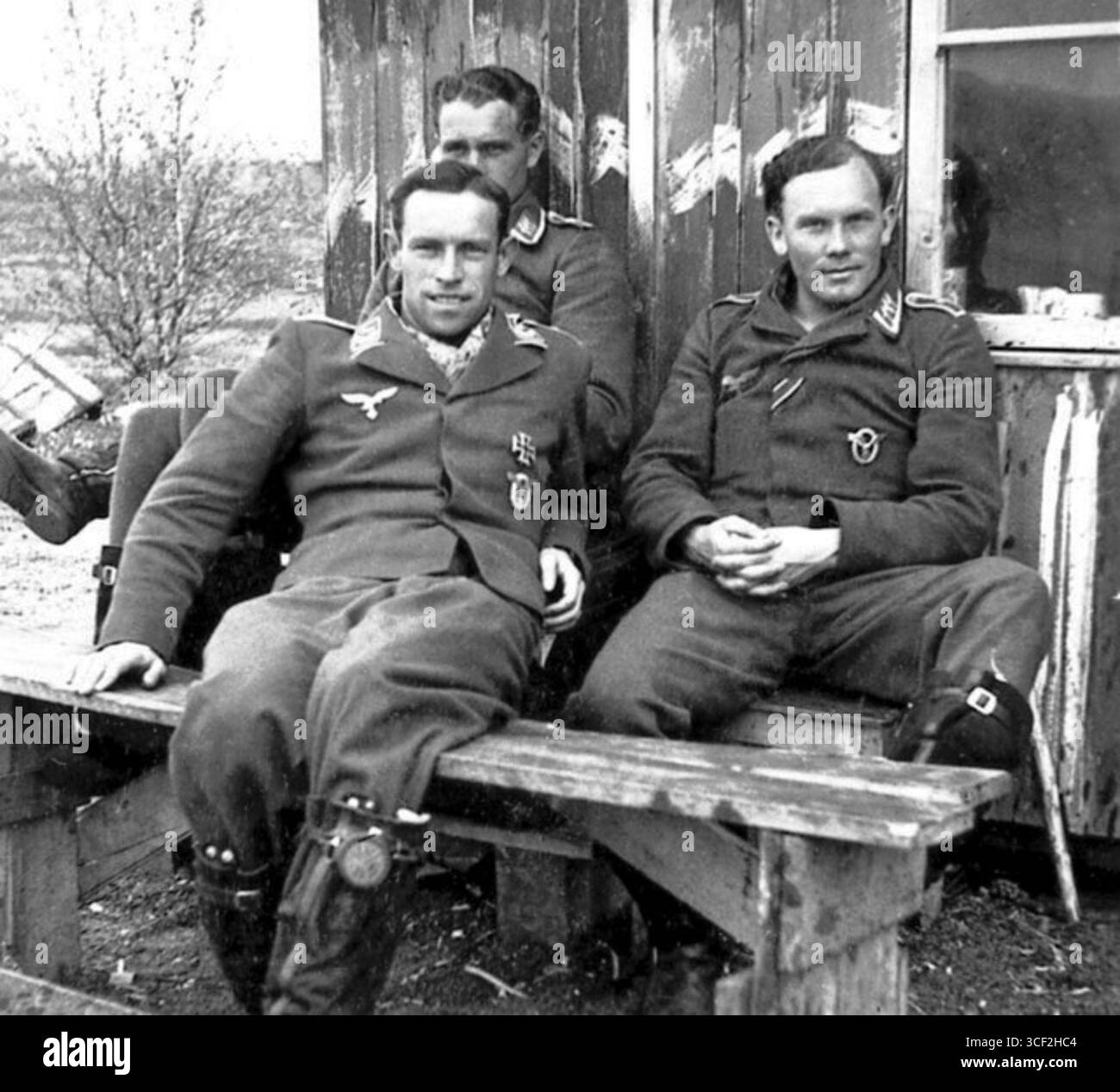 Heinrich Ehrler (li.), 6. Staffel/Jagdgeschwader 5; * 14. September 1917 in Oberbalbach, Kreis Tauberbischofsheim (heute Main-Tauber-Kreis), +4. April 1945 bei Luftkampf über Stendal, im Alter von 27 Jahren u. 6,6 Monaten (= 27,6 Jahre). Albert Brunner (re.), 6. Staffel/Jagdgeschwader 5; *18. Juli 1918 in Dörtel, Kreis Mergentheim (heute Main-Tauber-Kreis), +7. Mai 1943 nach Luftkampf Nähe Petsamo, Nordfinnland (heute Rußland, Oblast Murmansk), im Alter von 24 Jahren u. 9,6 Monaten (= 24,8 Jahre). Stockfoto