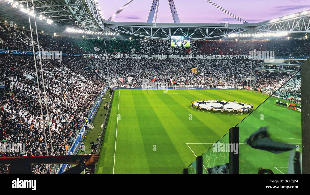 Juventus-Fans zeigen eine schwarz-weiße Choreografie vor dem Spiel der UEFA Champions League gegen AS Monaco im Juventus-Stadion in Turin, Italien. Stockfoto
