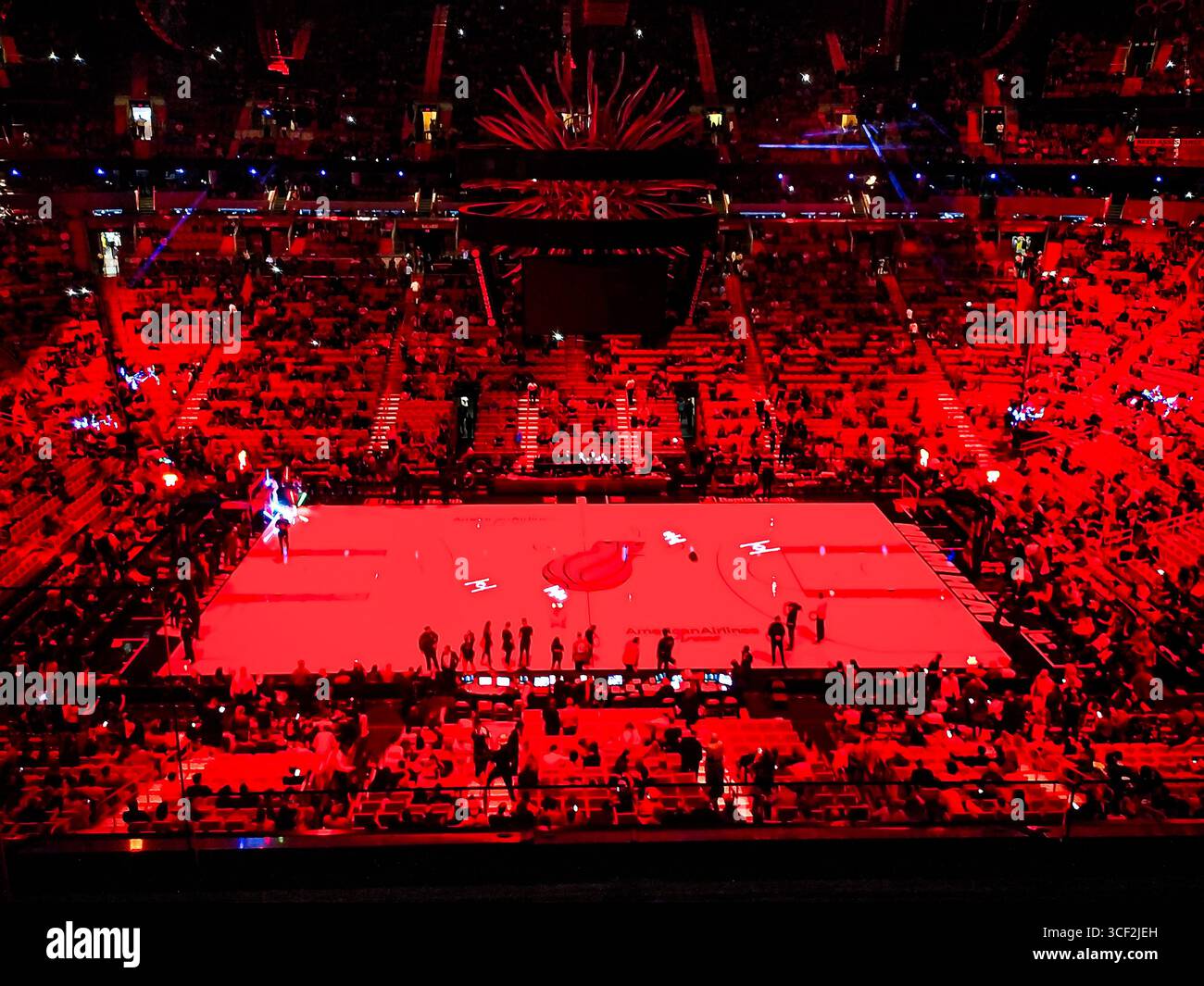 Die Arena leuchtet rot während der Zeremonie vor dem Spiel in der American Airlines Arena vor einem Miami Heat NBA Spiel in Miami, Florida, USA. Stockfoto