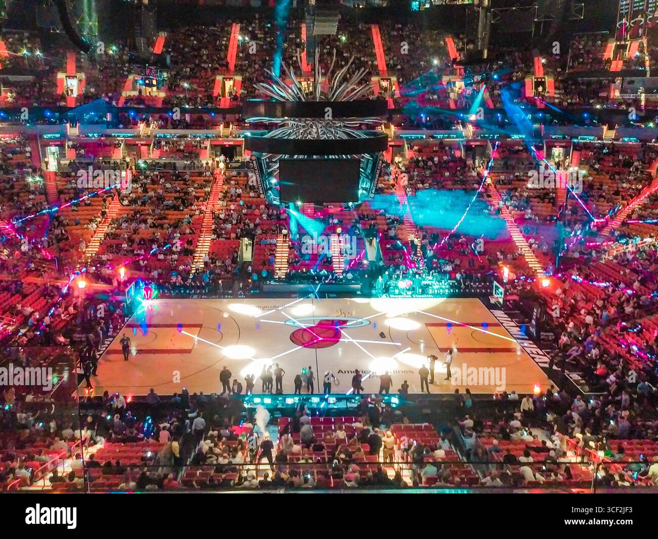 Licht- und Lasershow während der Vorspielpräsentation vor einem Miami Heat NBA-Spiel in der American Airlines Arena in Miami, Florida, USA. Stockfoto