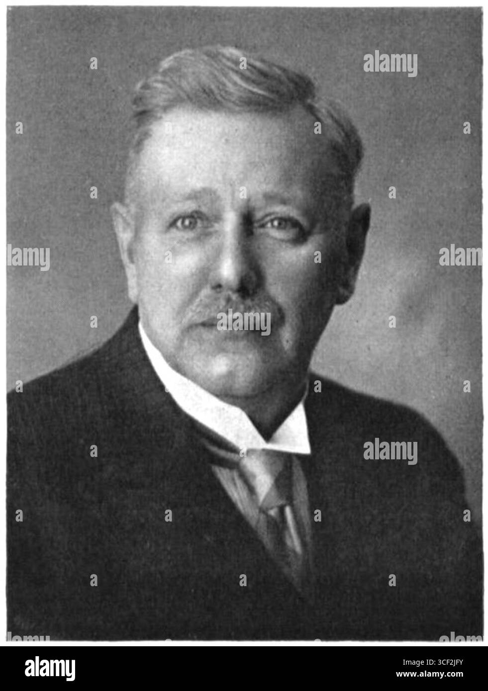 Dieses Foto, das vor 1938 aufgenommen wurde, zeigt Arnold Ingwersen, ein Thema von historischem Interesse, obwohl der Fotograf unbekannt ist. Das Bild ist ein Beispiel für die europäische Porträtfotografie vor dem Zweiten Weltkrieg. Stockfoto