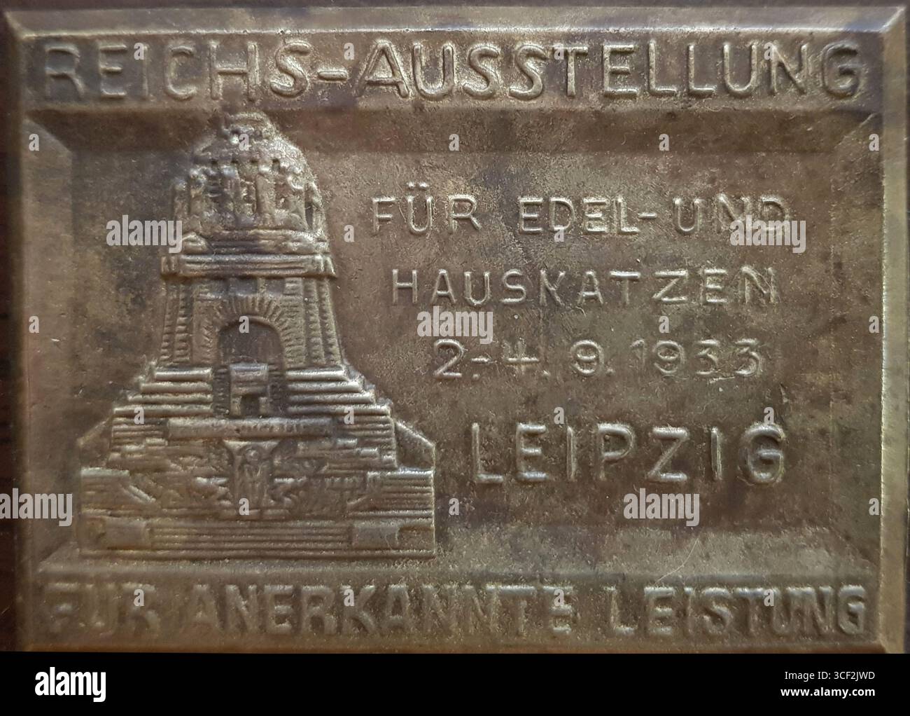 Die Medaille der Deutschen Rassekatzenausstellung 1933 in Leipzig. Die Veranstaltung zeigte eine Vielzahl von reinrassigen Katzen verschiedener Rassen, was das wachsende Interesse an Stammkatzen während des frühen 20. Jahrhunderts in Deutschland deutlich machte. Stockfoto