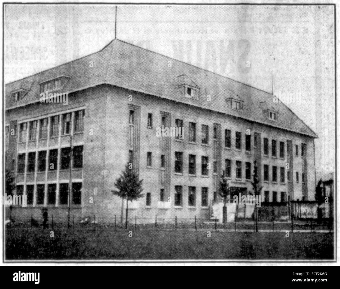 Ein Foto von 1930 der Ambachtsschool (Handelsschule) in Hillevliet, das das Schulgebäude und seine Umgebung zeigt. Das Foto spiegelt die niederländische Bildung und Architektur des frühen 20. Jahrhunderts wider. Stockfoto