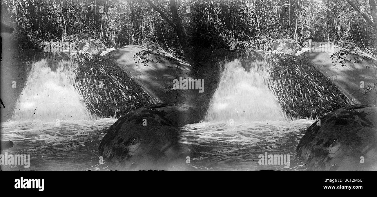 Diese stereoskopische Fotografie zeigt einen Wasserfall im Inneren von Suriname, der zwischen 1920 und 1950 aufgenommen wurde. Er misst 6 x 13 cm und ist Teil der Sammlung NMvWereldculturen. Stockfoto