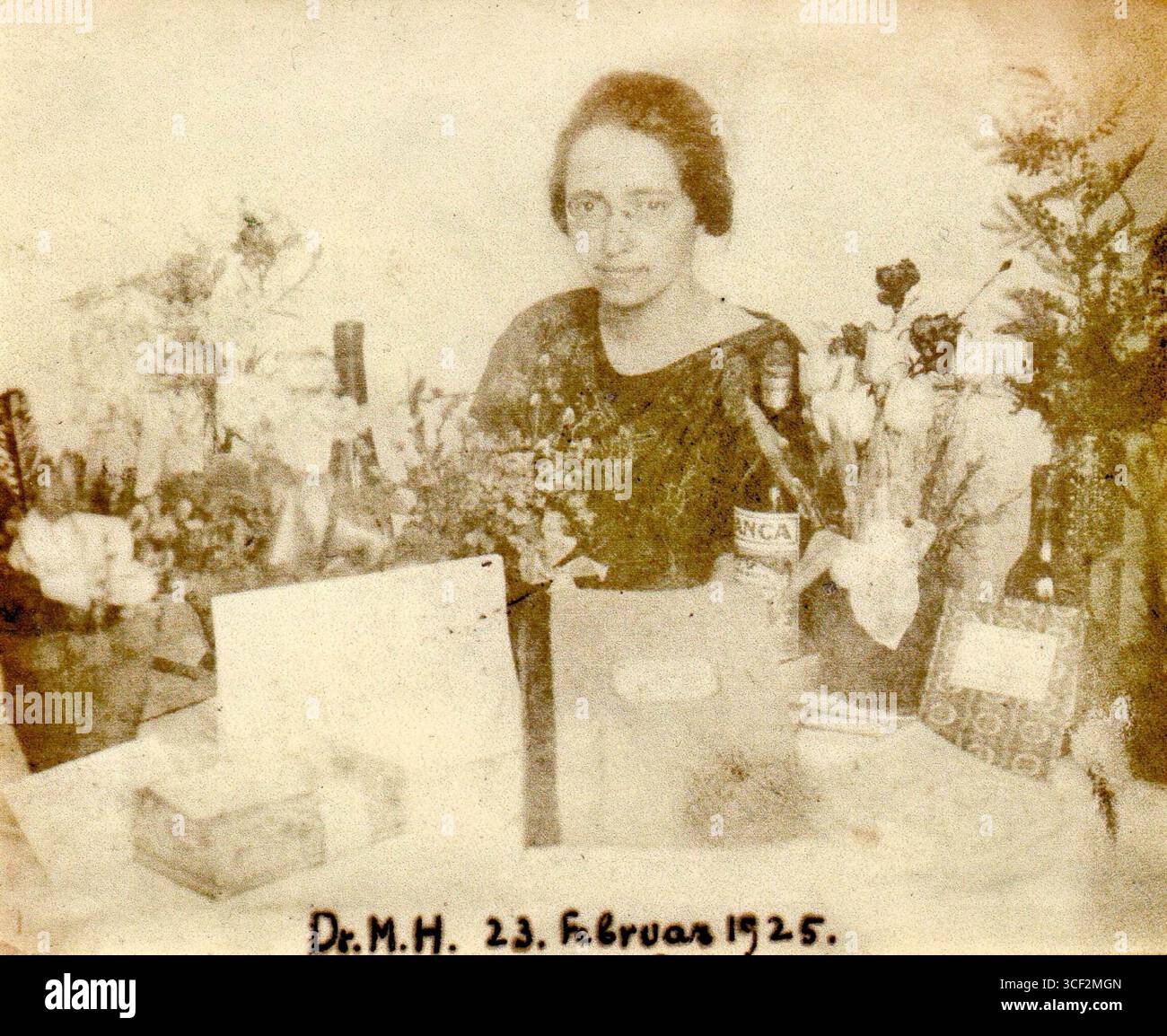 Dieses Bild zeigt Dr. Mathilde Hess, eine Gymnasiallehrerin, am 23. Februar 1925, nach ihrer Promotion in Philosophie. Sie wurde am 1. August 1894 in Frankfurt am Main geboren und starb am 5. Februar 1957. Stockfoto