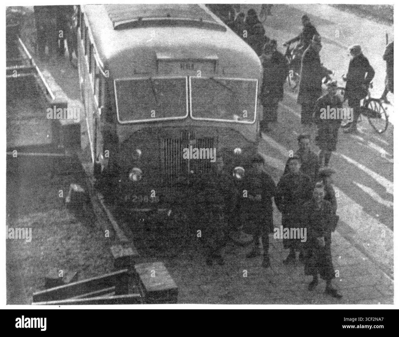 Auf diesem Foto vom 11. Februar 1939 wird ein Bus aus der Maasbuurt auf dem Tegelschen Weg in Venlo gezeigt, nachdem er ausweichen musste, um einem Pferd zu entgehen, wobei der Bus nur knapp einem größeren Schaden entgangen ist. Stockfoto