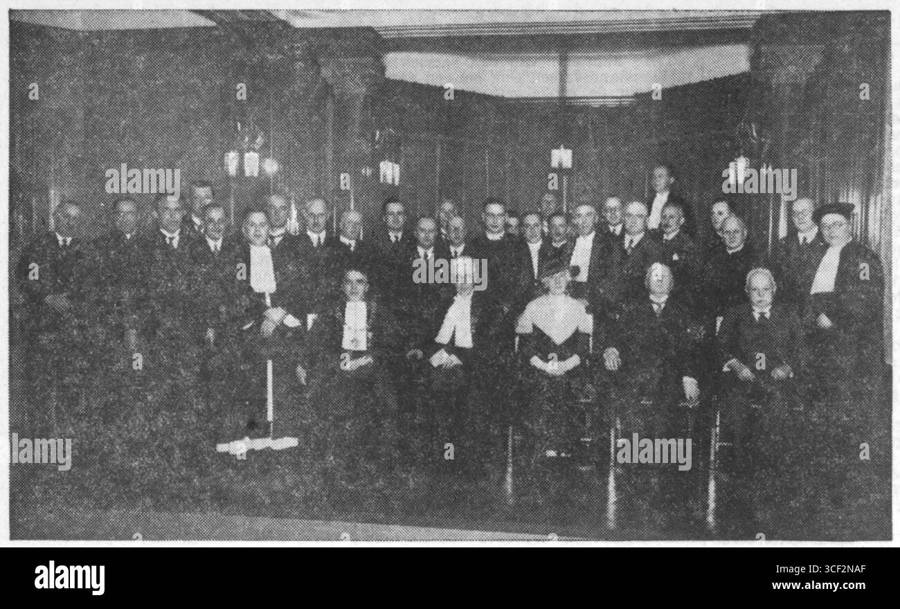 Eine Fotografie aus dem Jahr 1934, die Dr. A. van Ketel an der Katholischen Handelsschule in Tilburg während seiner Amtszeit als außerordentlicher Professor für Betriebswirtschaftslehre einfängt. Das Bild zeigt die akademische Veranstaltung und Dr. van Ketels Rolle in der Bildung. Stockfoto