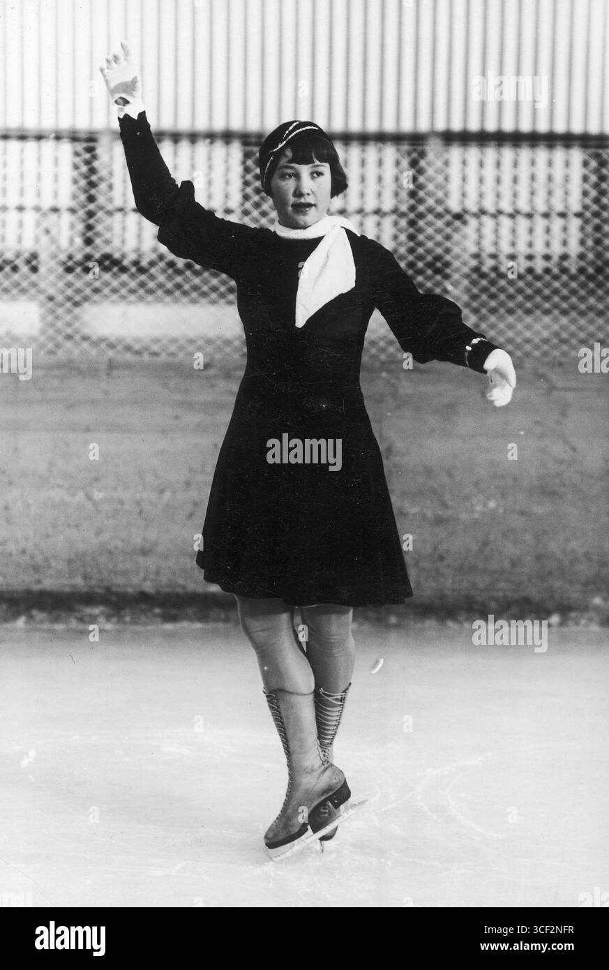 Hilde Holovsky tritt bei der Weltmeisterschaft 1933 im Eiskunstlauf an und zeigt ihre Fähigkeiten am 10. Februar 1933. Sie ist bekannt für ihre technischen Fähigkeiten im Sport während des frühen 20. Jahrhunderts. Stockfoto