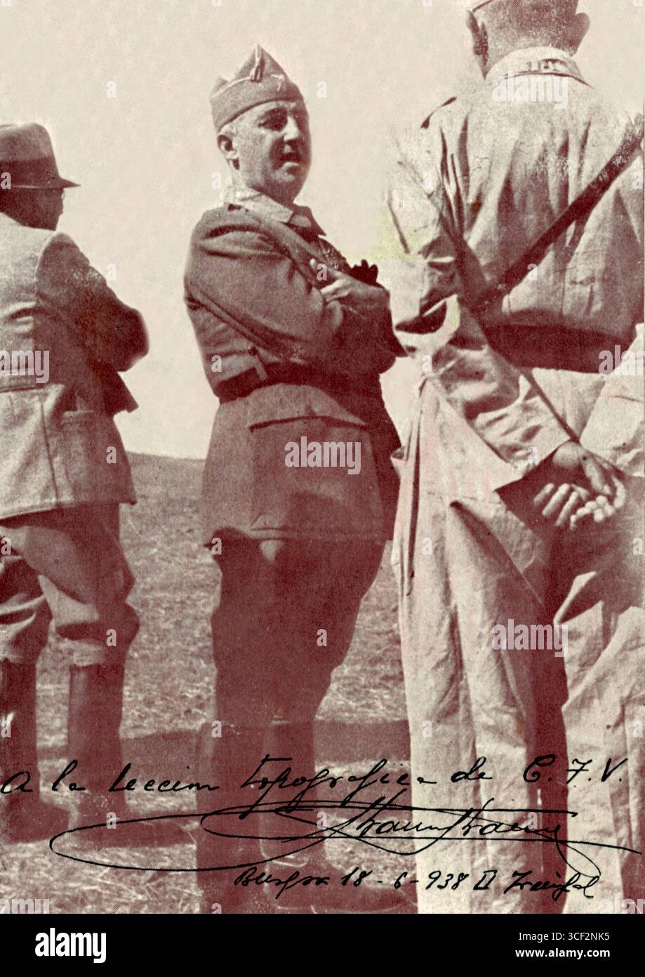 Ein Foto von Francisco Franco, das der Corpo Truppe Volontarie gewidmet ist, aufgenommen am 18. Juni 1938 während des Spanischen Bürgerkriegs. Es ist Franco in Verbindung mit dem Freiwilligenkorps. Stockfoto