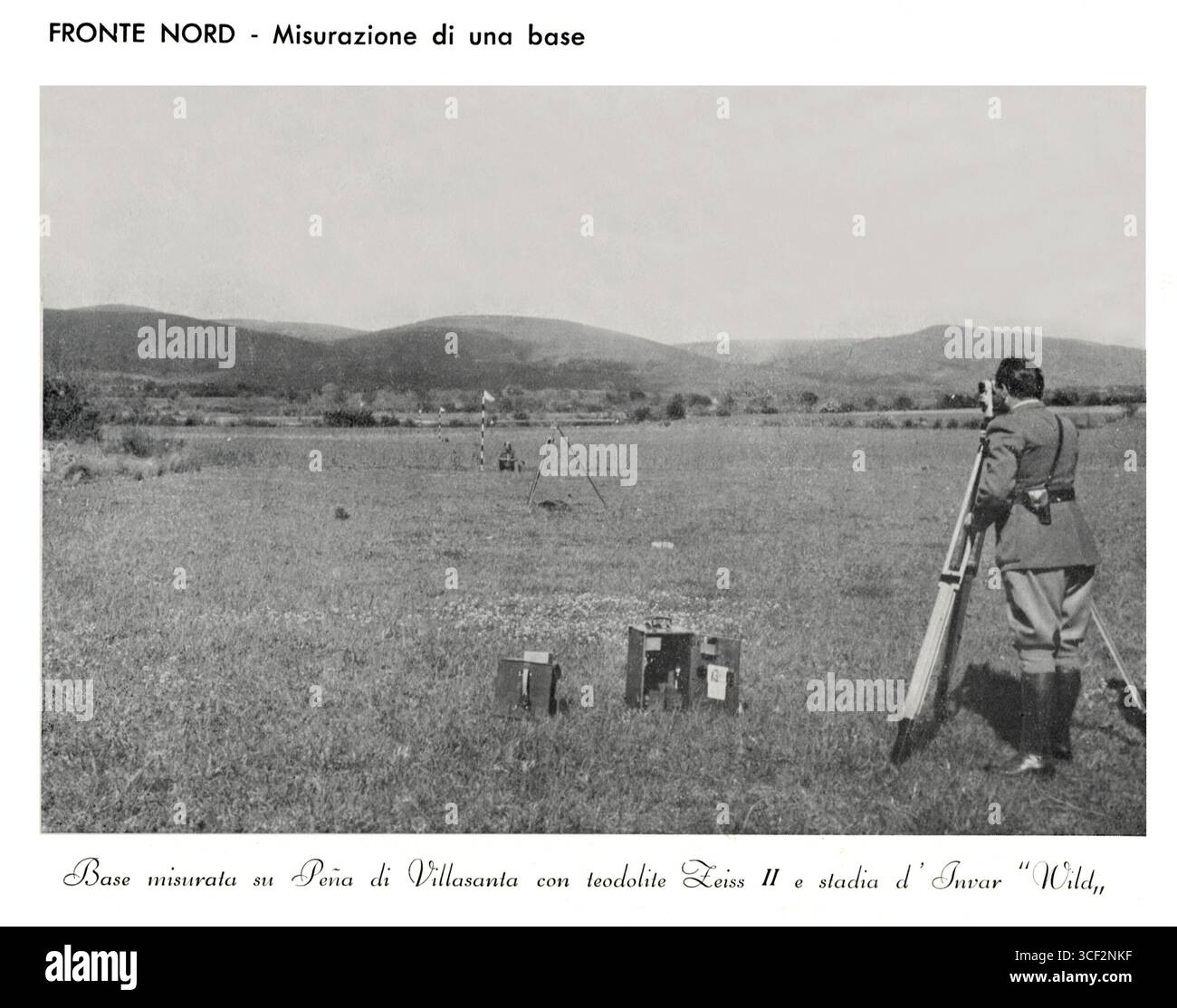 Ein Mitglied des italienischen Militärgeographischen Instituts misst um 1937 eine topographische Basis in der Region Traslaloma, Burgos, Castilla y León, Spanien, für die Corpo Truppe Volontarie. Stockfoto