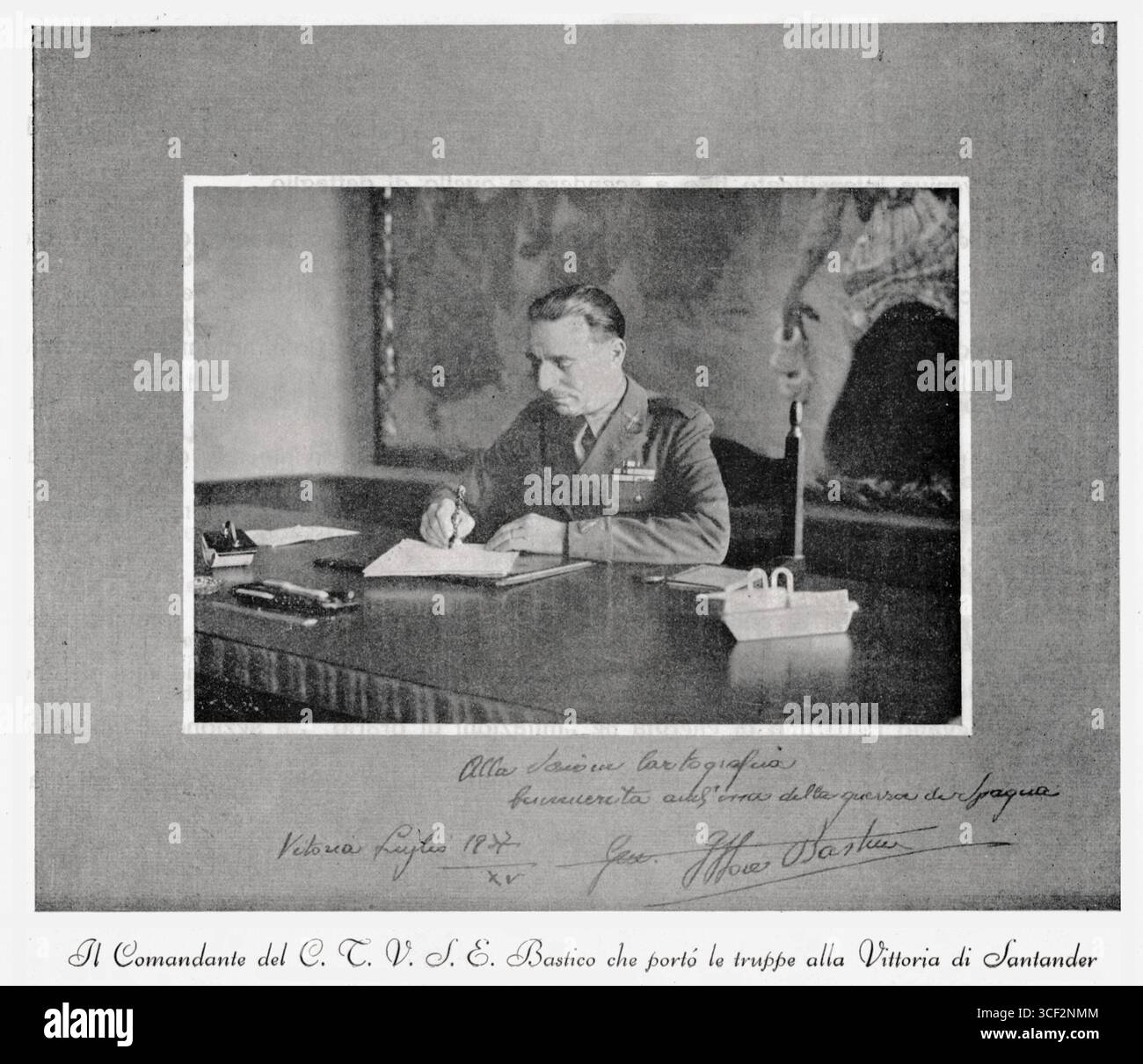 Ein besonderes Porträt von General Ettore Bastico, Kommandeur des Corpo Truppe Volontarie, in seinem Büro in Vitoria-Gasteiz, Spanien, 1937. Stockfoto