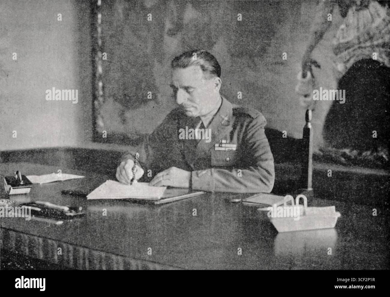 Ein Porträt des Generals Ettore Bastico, Kommandeur des Corpo Truppe Volontarie, 1937 in seinem Büro in Vitoria-Gasteiz, Spanien. Stockfoto