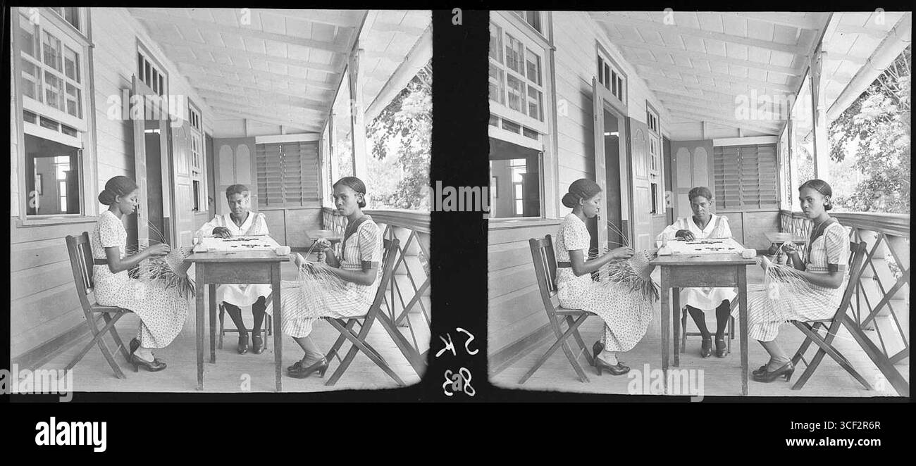 Dieses stereoskopische Bild von 1940 zeigt drei unterschiedliche Prozesse: Links einen Hut weben, in der Mitte sticken und rechts ein Zigarettenetui flechten. Diese traditionellen Handwerke waren für die Herstellung von Alltagsgegenständen von wesentlicher Bedeutung. Stockfoto