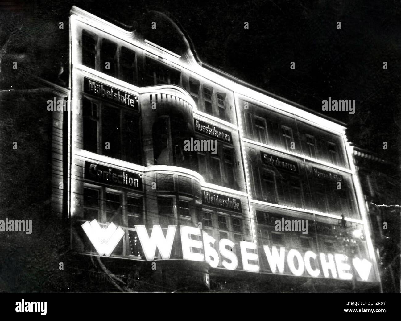 Ein Foto vom Februar 1928, das das Kaufhaus Conitzer & Co. In Aschersleben zeigt, das sich in der Breitestraße 1214 während der Weißen Woche befindet. Das Kaufhaus war bekannt für sein Angebot im Einzelhandel und eine bedeutende Rolle in der lokalen Wirtschaft. Stockfoto