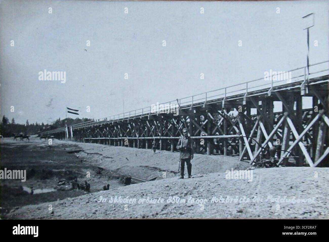 Dieses Foto zeigt eine 850 Meter lange Holzbrücke, die 1916 in nur drei Wochen in Poddubówek gebaut wurde. Der schnelle Bau war eine bemerkenswerte technische Meisterleistung während des Ersten Weltkriegs Stockfoto