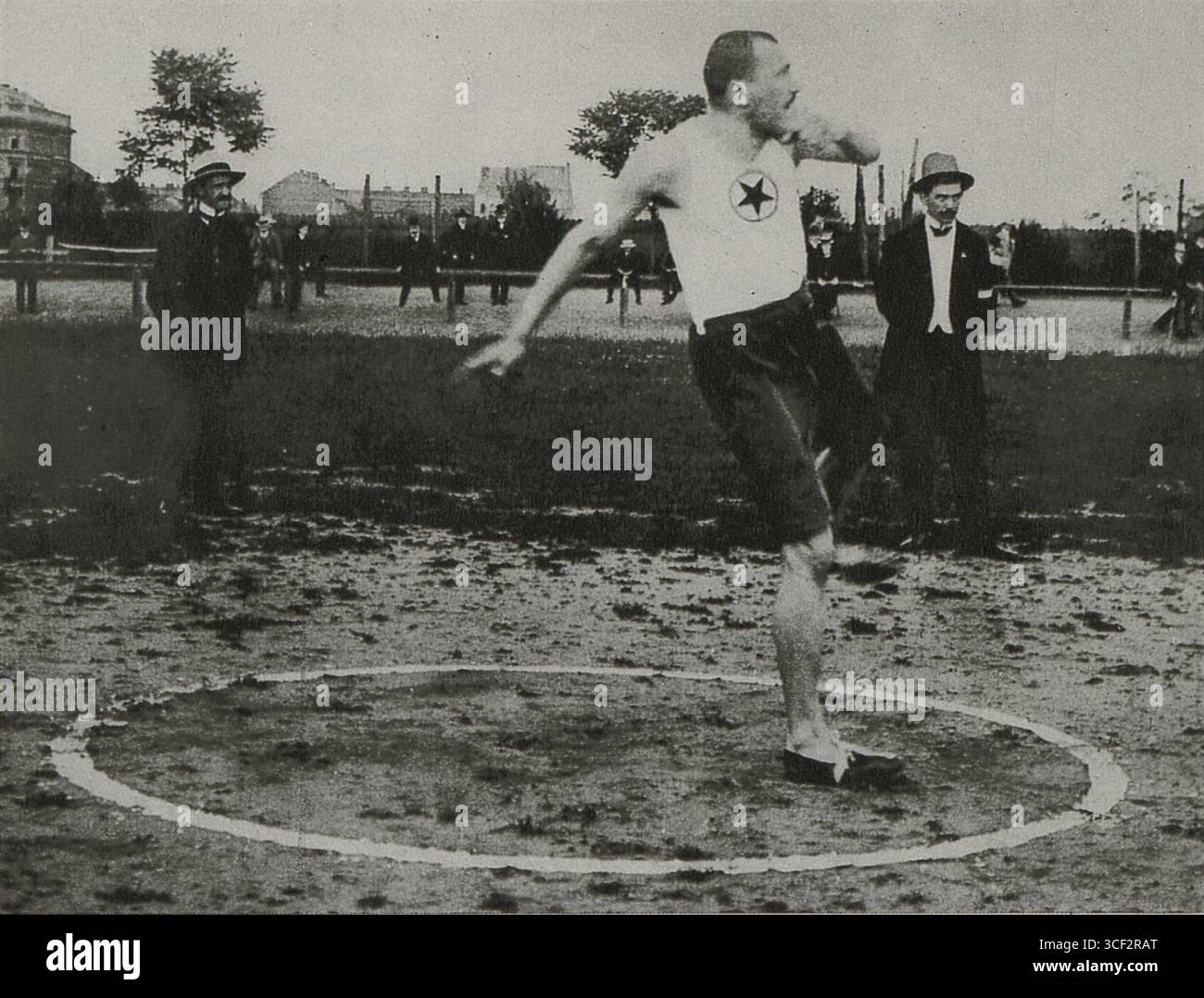 Dieses Bild aus dem Jahr 1904 zeigt František Janda-Suk bei den Letná-Rennen in Prag und hält seine Teilnahme an einem der frühen internationalen Leichtathletikveranstaltungen in der Tschechoslowakei fest. Stockfoto