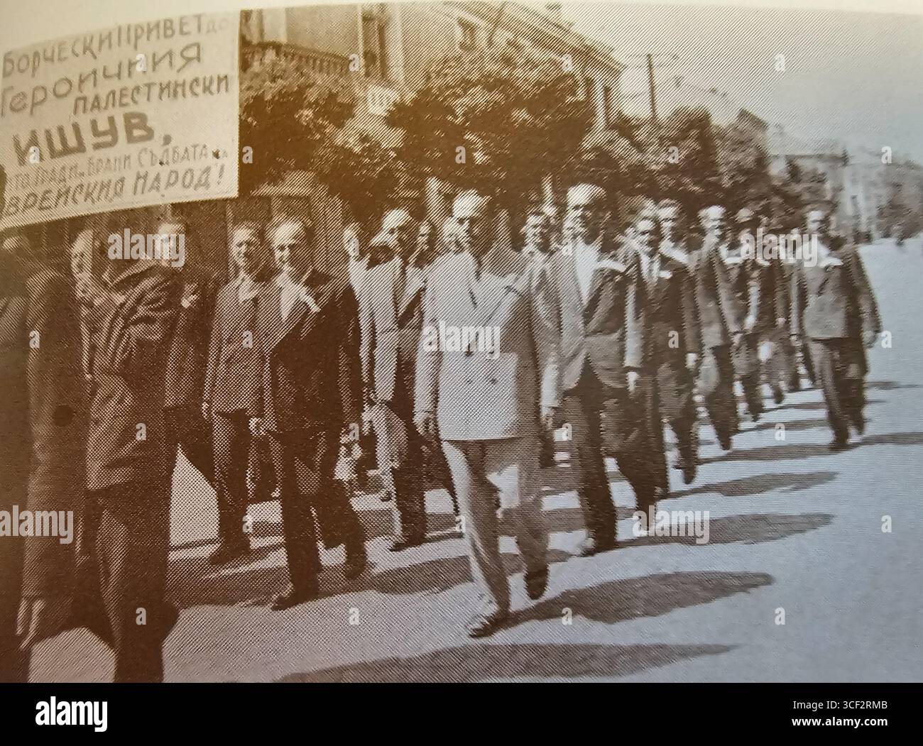 Ein Foto aus dem Jahr 1947 von der Dveti-Septemvri-Parade zum Gedenken an die jüdische Gemeinde am 9. September. Stockfoto