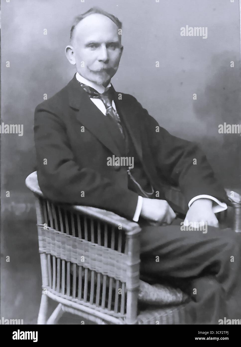 Eine Fotografie von Senator Albert Henze aus dem Lübecker Senatoralben, datiert vor 1920. Dieses Album zeigt prominente Persönlichkeiten aus Lübecks politischer Geschichte. Stockfoto