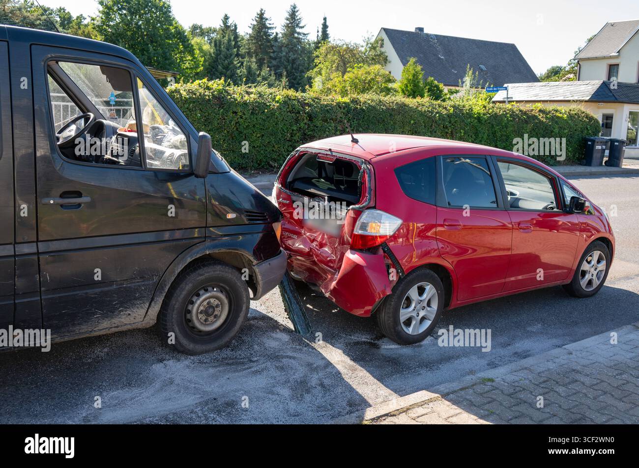 Mittweida - Transporter kracht Kleinwagen hinten drauf: Faherin bei Unfall in Lauenhain verletzt 18.08.2025 gegen 15,30 Uhr Mittweida-Lauenhain, Straße des Friedens am Montagnachmittag kam es auf der Straße zwischen Lauenhain Mittweida und Schweikershain Erlau zu einem Verkehrsunfall. Eine Fahrerin eines roten Honda muss aus bislang ungeklärten Gründen bremsen und anhalten. Ein nachfolgender Mercedes-Transporter mit Anhänger konnte nicht mehr rechtzeitig stoppen und fuhr dem Kleinwagen auf. Die Honda-Fahrerin wurde verletzt und ins Krankenhaus gebracht. WEITERE Personen kam nicht zu Schade Stockfoto